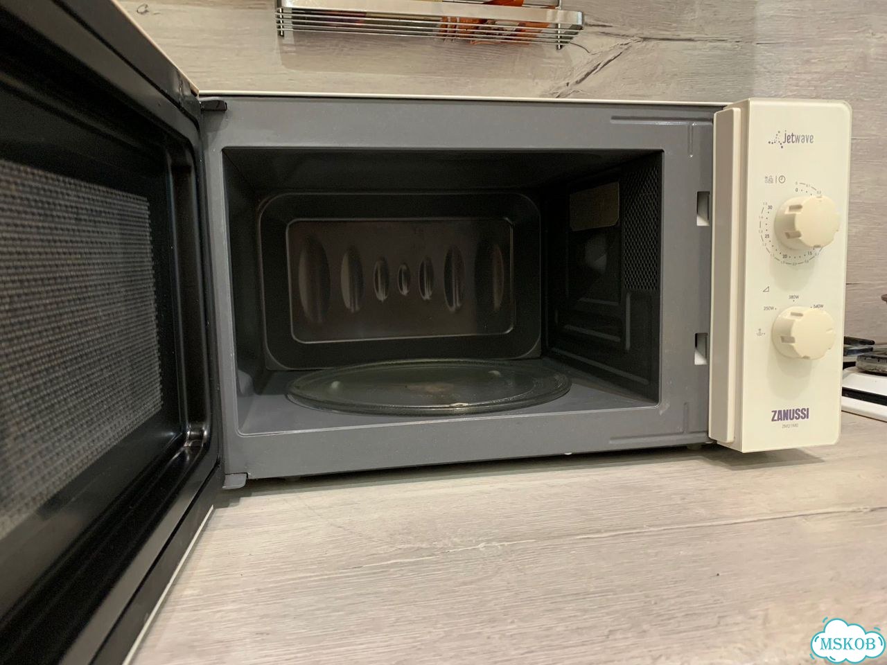 Микроволновка. zanussi. 20 л 700В. Рабочая фото 3