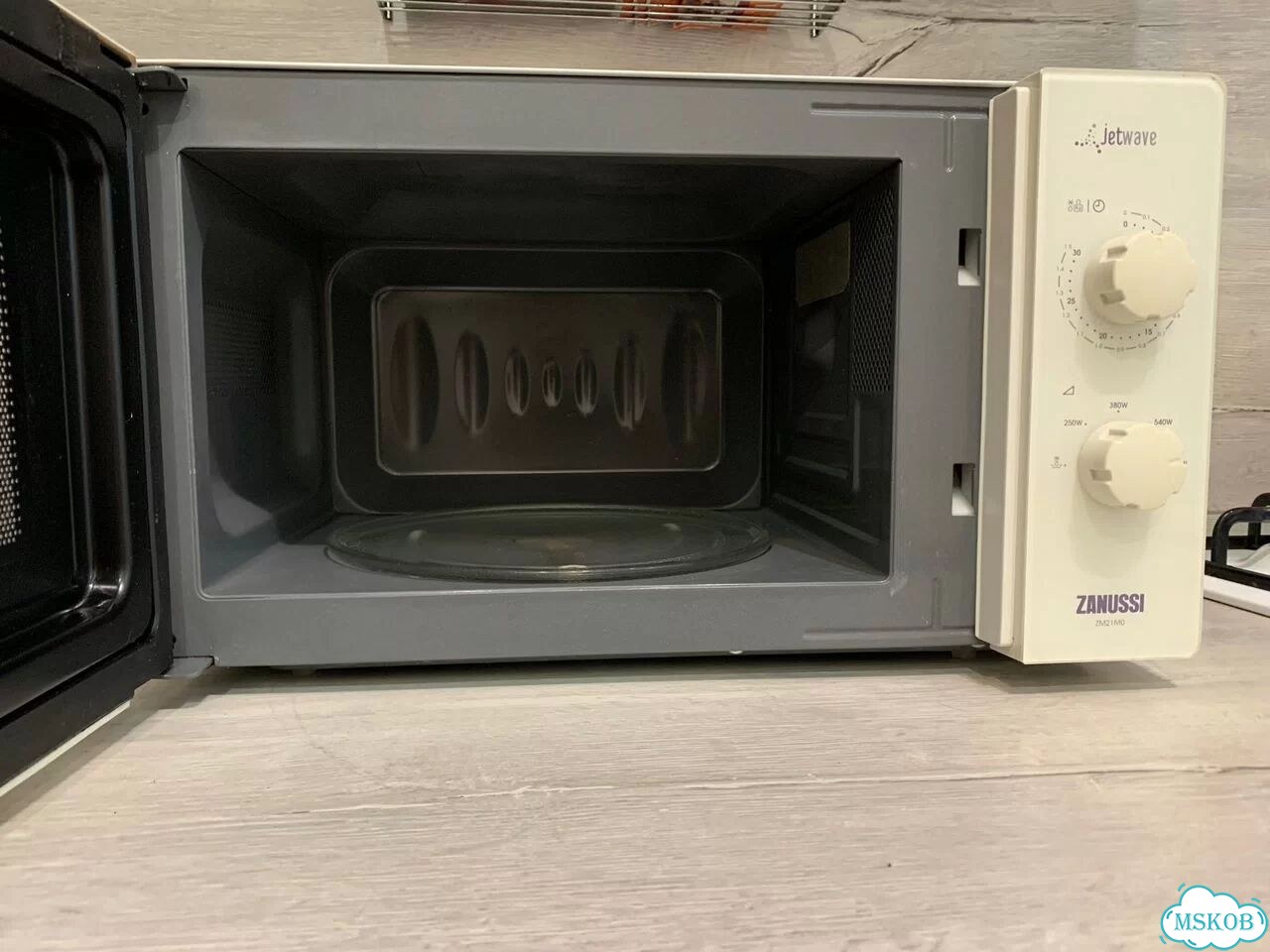 Микроволновка. zanussi. 20 л 700В. Рабочая фото 4