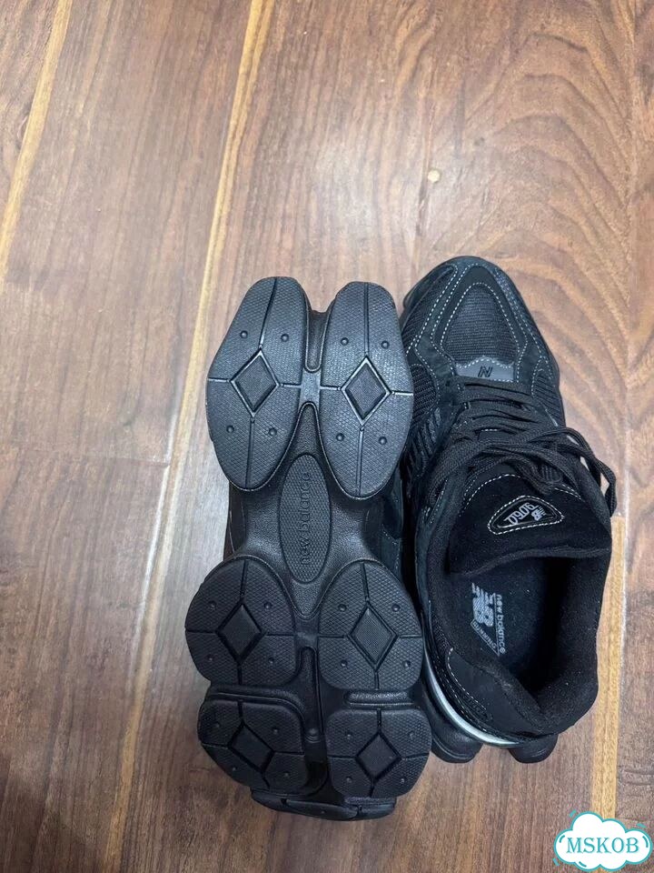 New balance 9060 triple black фото 5