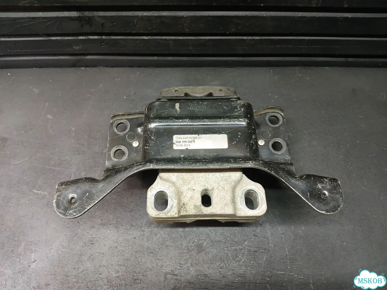 Опора двигателя левая Volkswagen 5Q0199555 фото 1