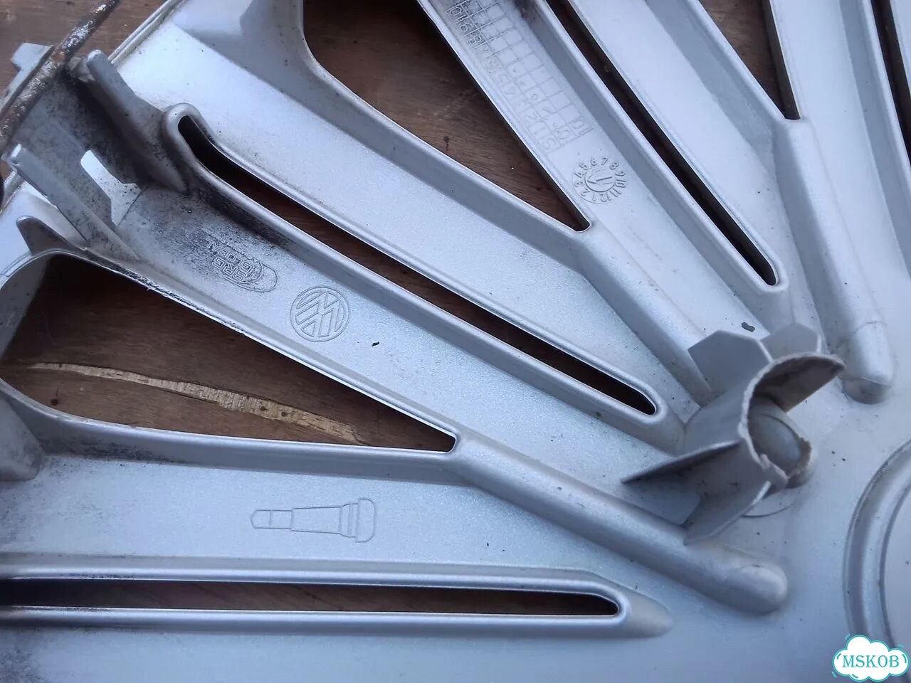 Колпак штатный R15 VW Polo 6C0601147A фото 8