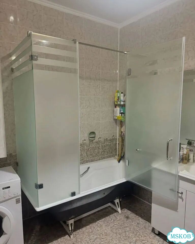 Распашные душевые двери из стекла фото 7