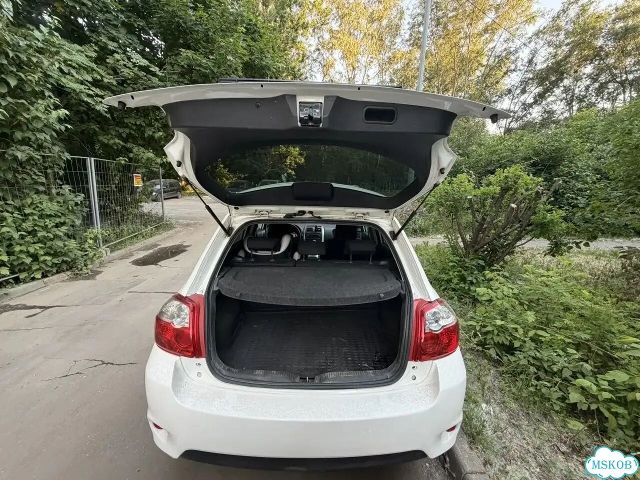 Toyota Auris 1.6 AT, 2011, 134 800 км фото 12