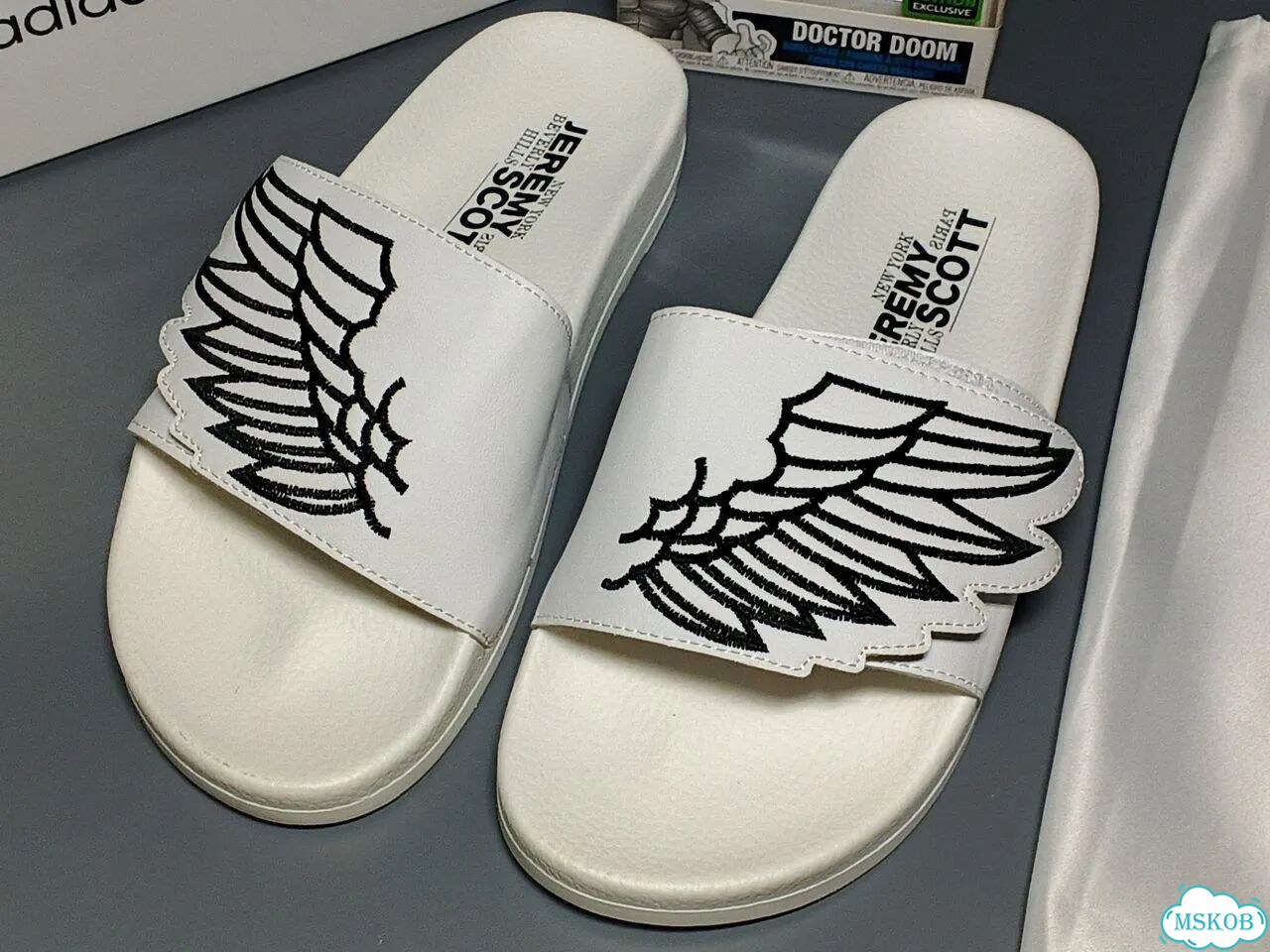 Тапки Jeremy Scott wings Adidas adilette slides фото 1