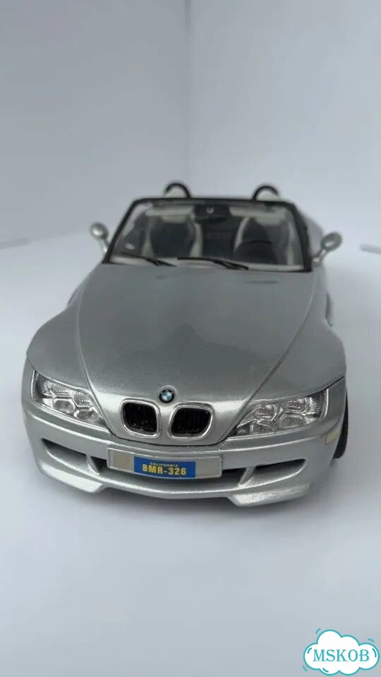 Модель автомобиля 1/18 BMW M Roadster Bburago фото 1