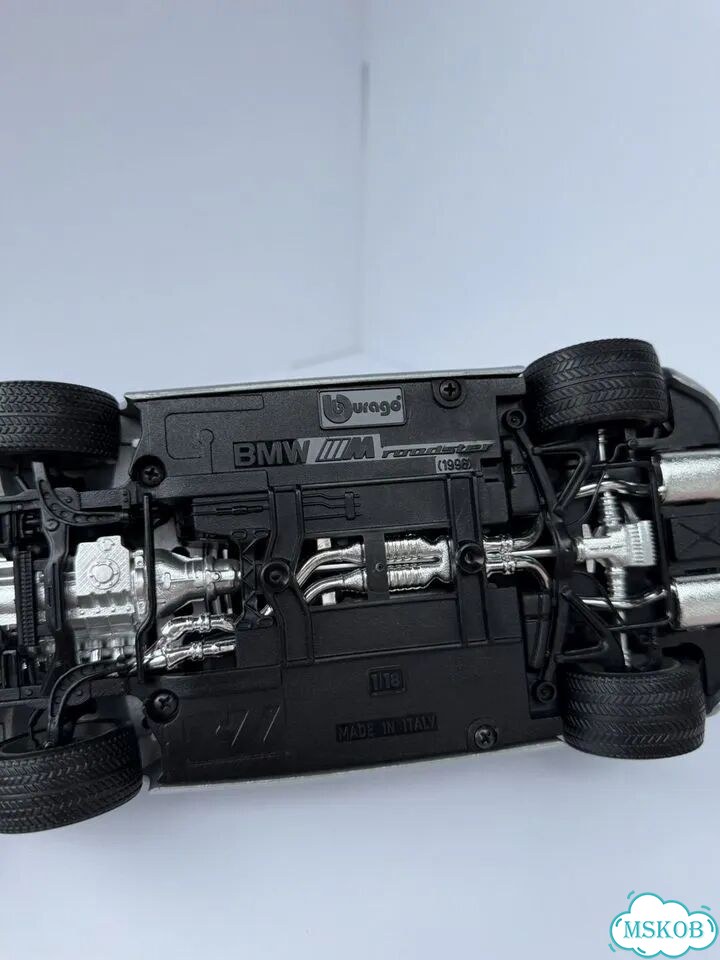 Модель автомобиля 1/18 BMW M Roadster Bburago фото 10