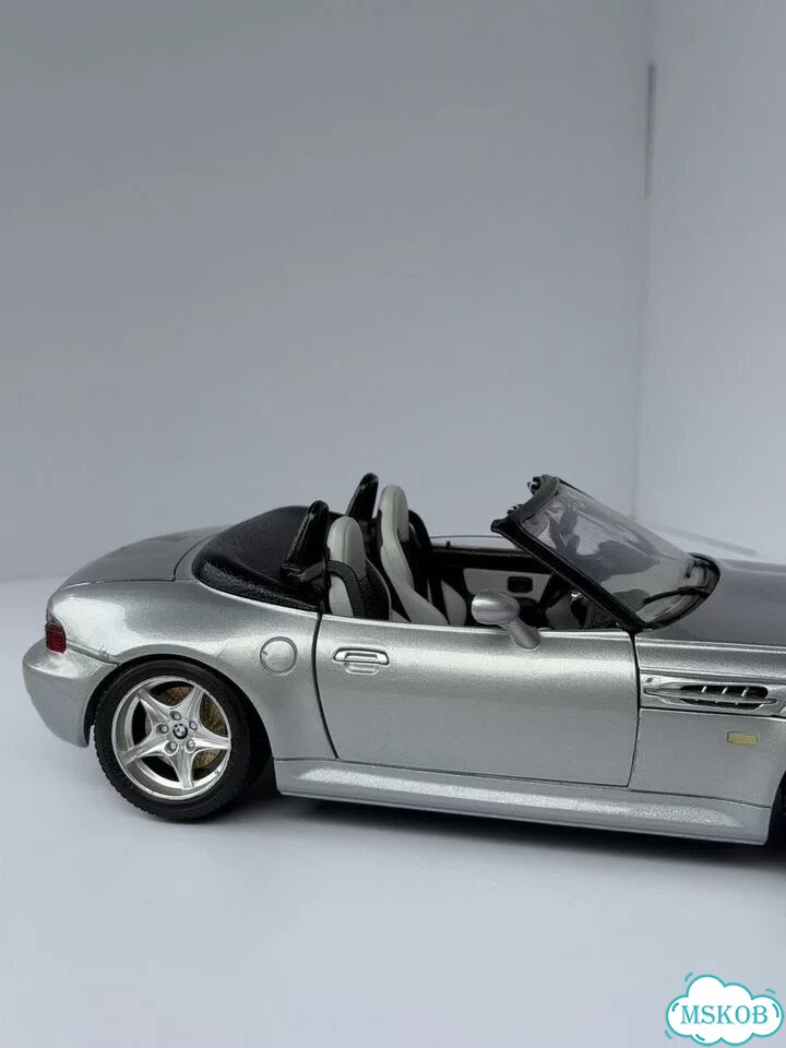 Модель автомобиля 1/18 BMW M Roadster Bburago фото 11