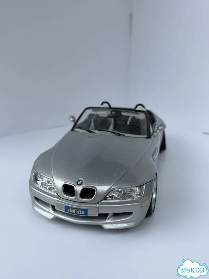 Модель автомобиля 1/18 BMW M Roadster Bburago фото 3
