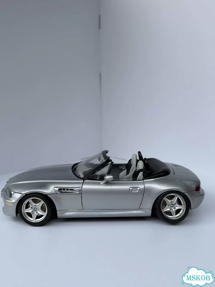 Модель автомобиля 1/18 BMW M Roadster Bburago фото 4