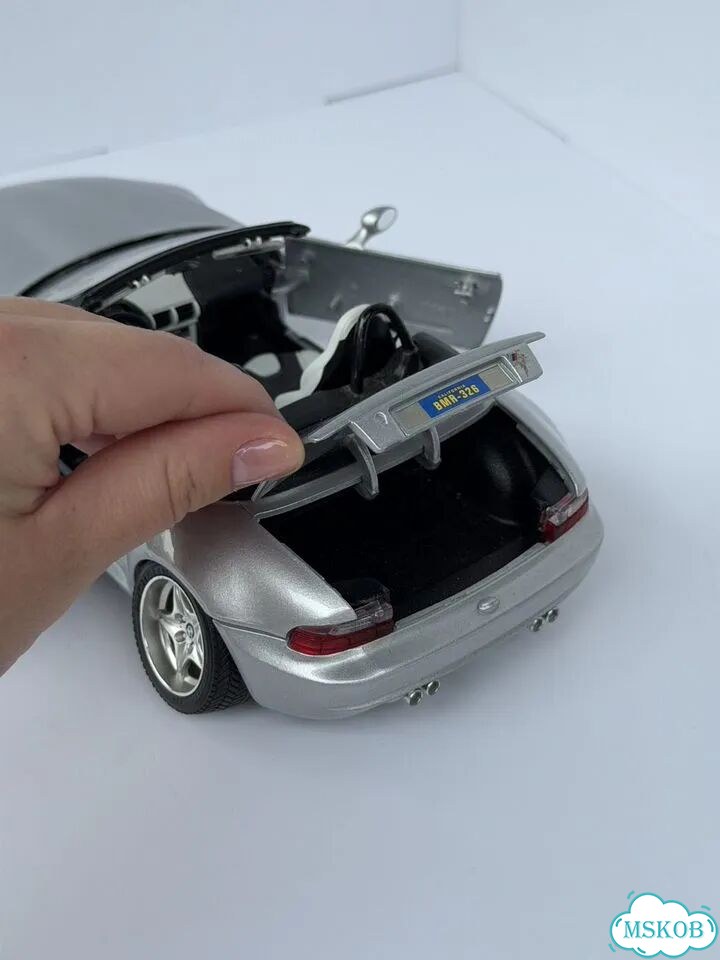 Модель автомобиля 1/18 BMW M Roadster Bburago фото 7