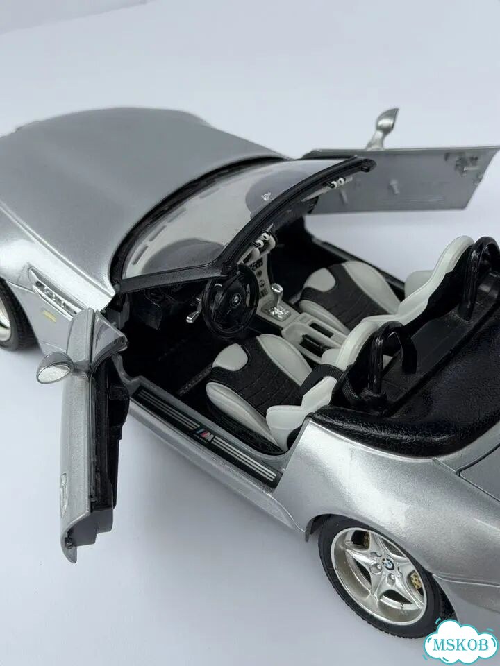Модель автомобиля 1/18 BMW M Roadster Bburago фото 9