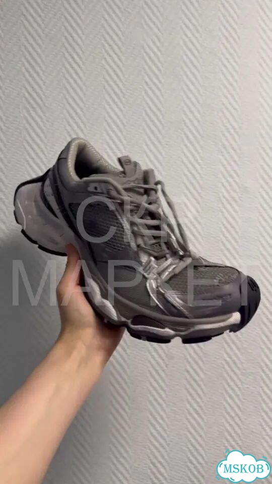 Кроссовки balenciaga stapler grey white на руках фото 1