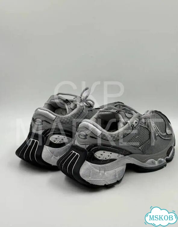 Кроссовки balenciaga stapler grey white на руках фото 4