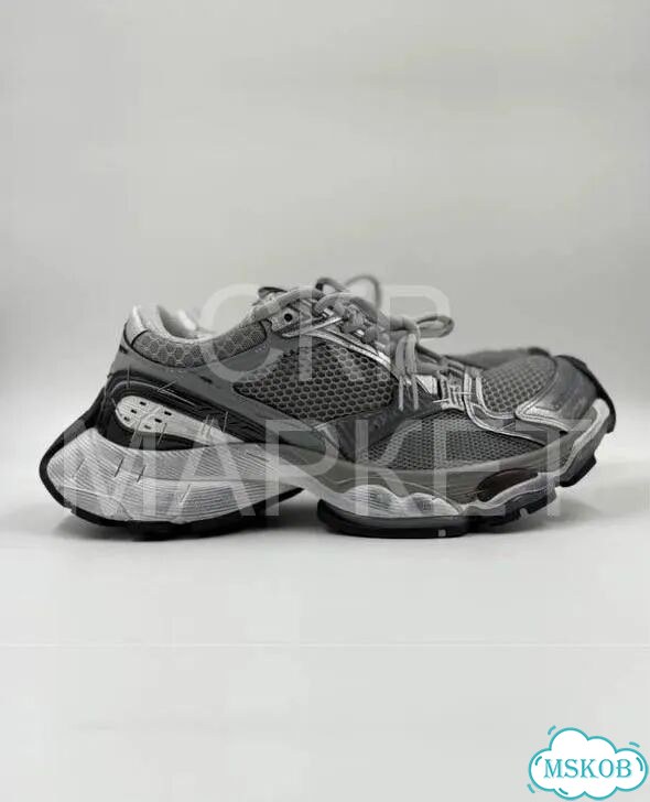 Кроссовки balenciaga stapler grey white на руках фото 5