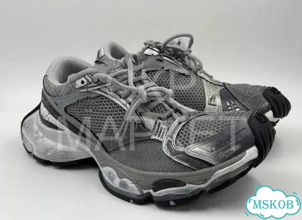 Кроссовки balenciaga stapler grey white на руках фото 6