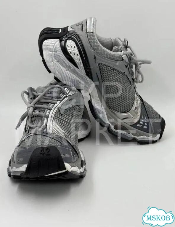 Кроссовки balenciaga stapler grey white на руках фото 7