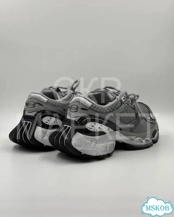 Кроссовки balenciaga stapler grey white на руках фото 8