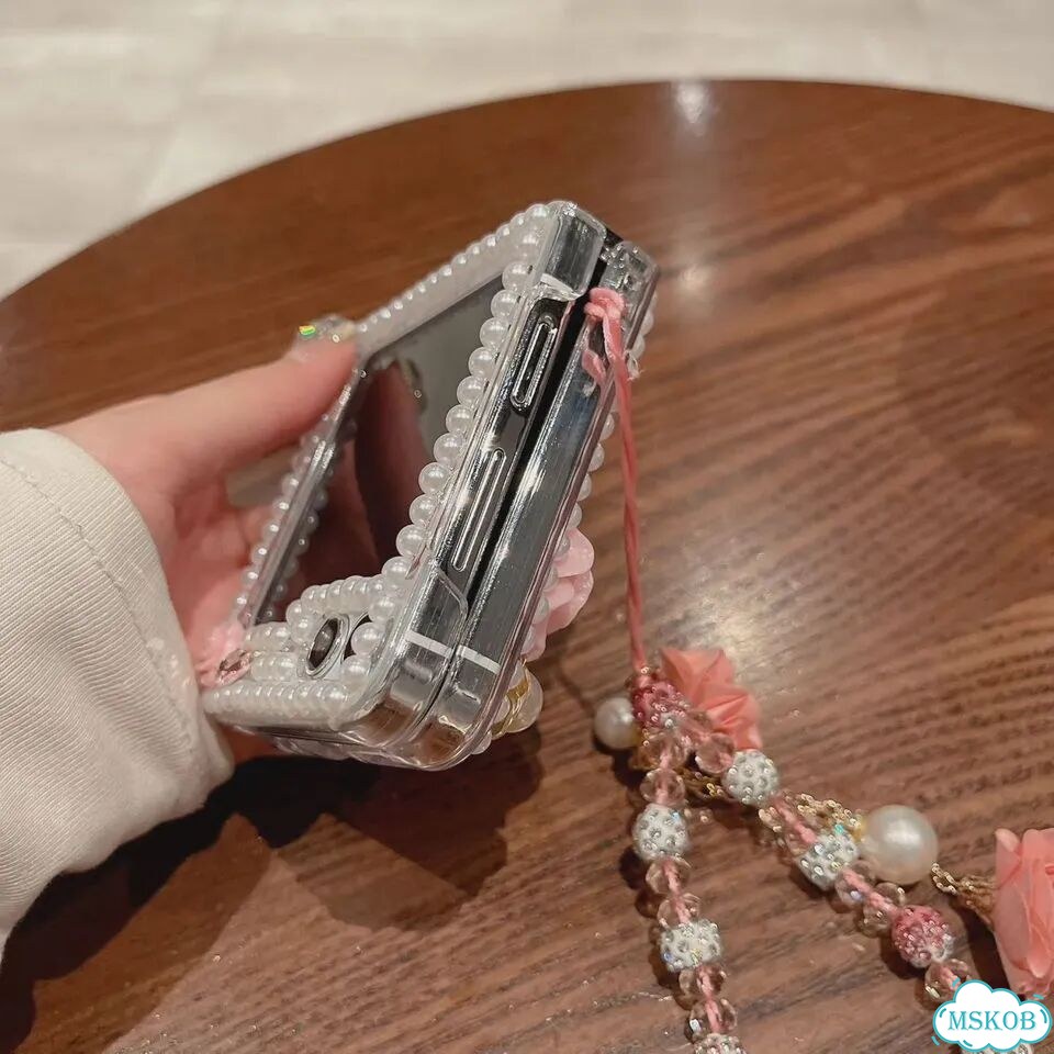 Роскошный чехол для Samsung Z Flip 5 с цветами и жемчугом на запястье фото 7