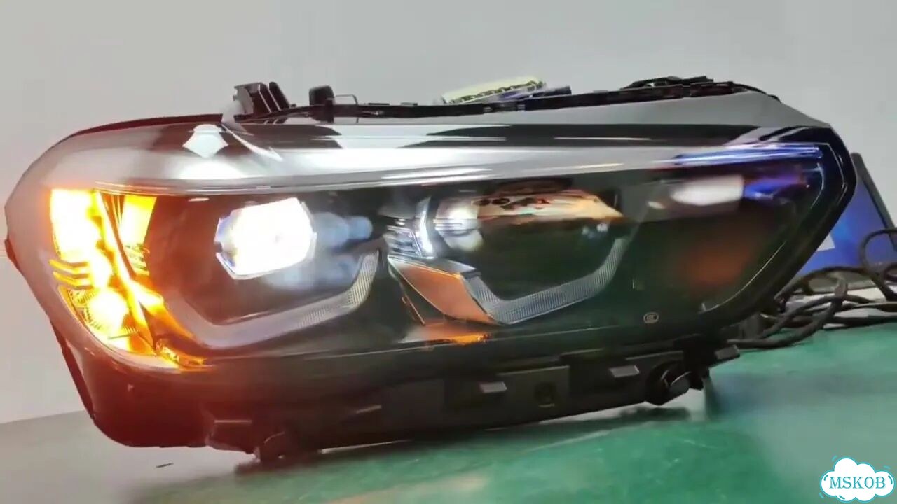 Правая передняя фара базовая модель BMW G05 фото 1
