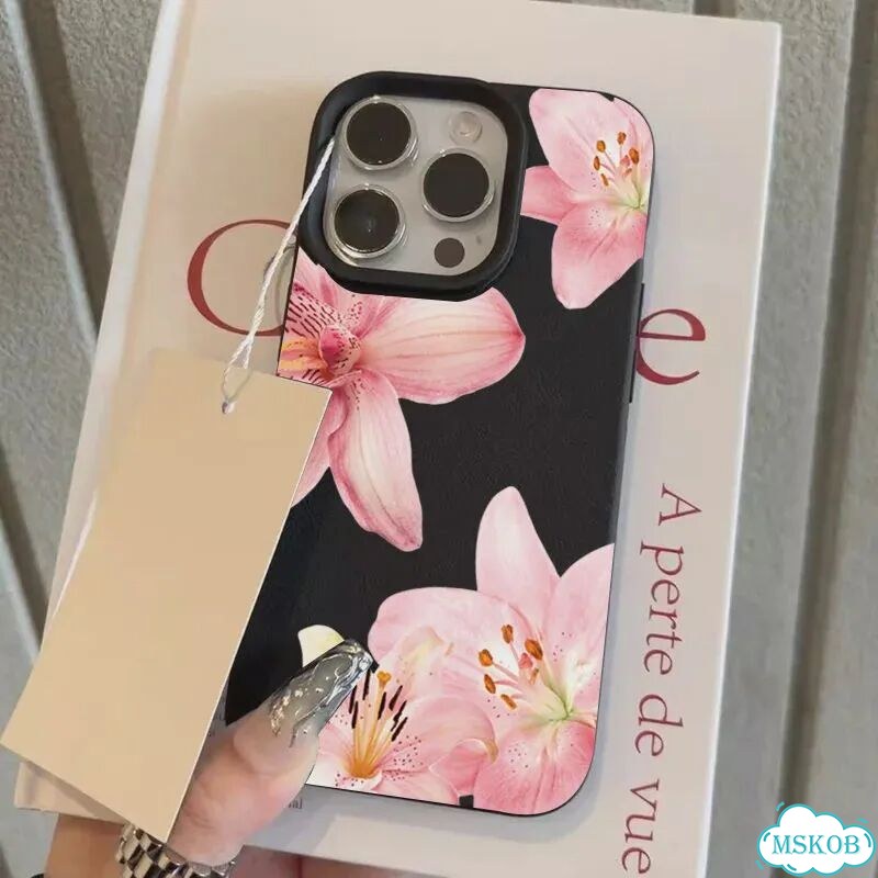 Чехол iPhone 16 черный с лилиями фото 1