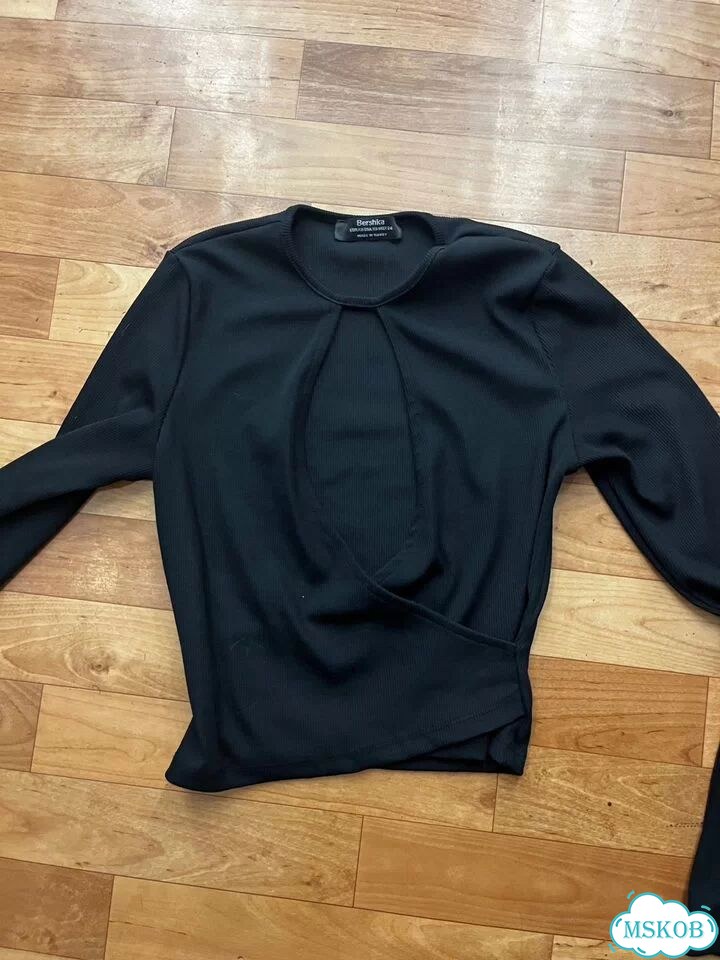 Черный кроп с вырезом bershka фото 1