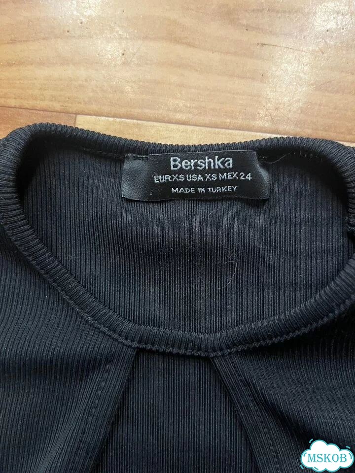 Черный кроп с вырезом bershka фото 2