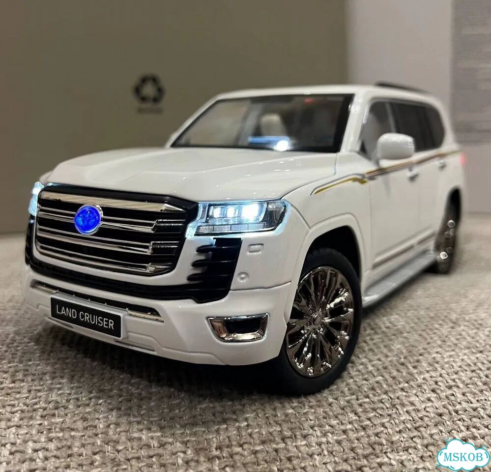 Металлическая машинка Toyota Land Cruiser 300 1:18 фото 1