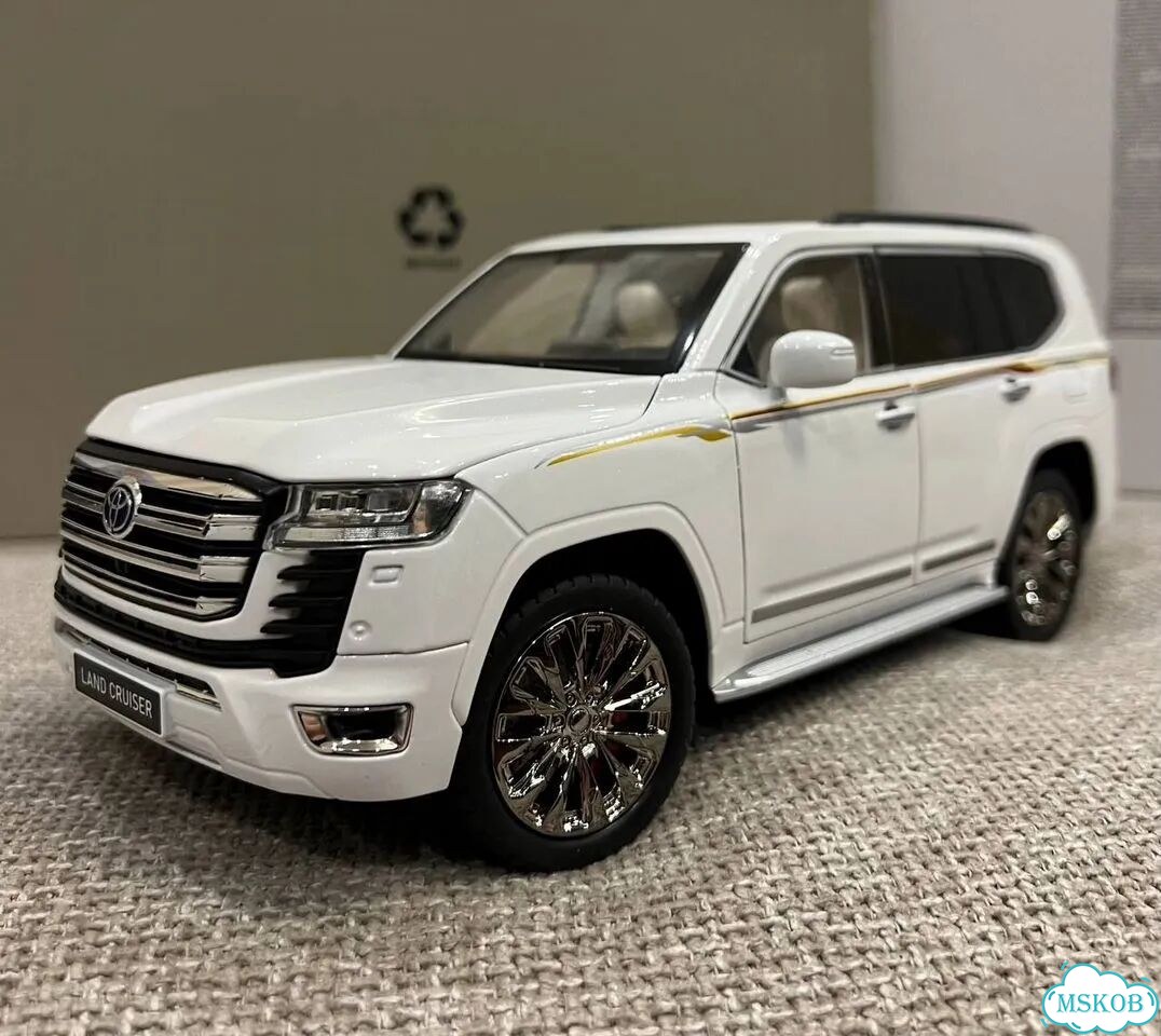 Металлическая машинка Toyota Land Cruiser 300 1:18 фото 10