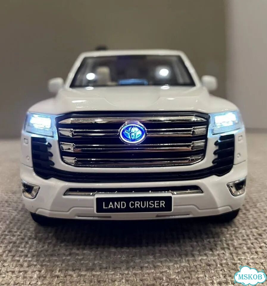 Металлическая машинка Toyota Land Cruiser 300 1:18 фото 3
