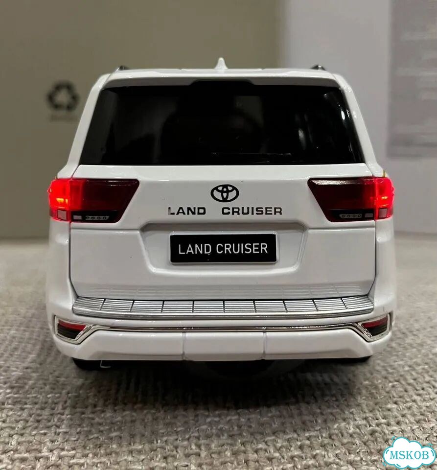 Металлическая машинка Toyota Land Cruiser 300 1:18 фото 4