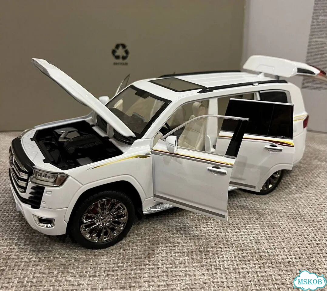 Металлическая машинка Toyota Land Cruiser 300 1:18 фото 6