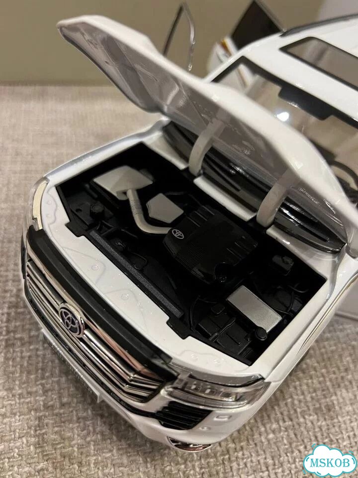 Металлическая машинка Toyota Land Cruiser 300 1:18 фото 8