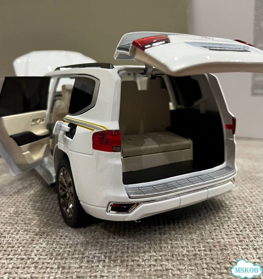 Металлическая машинка Toyota Land Cruiser 300 1:18 фото 9