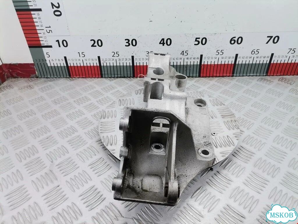 Кронштейн генератора Audi A3 8L фото 2