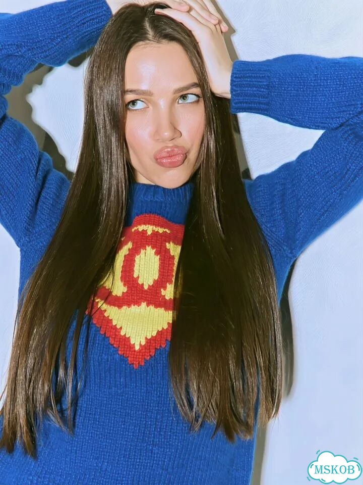 Свитер Chanel supermen. Премиум фото 1