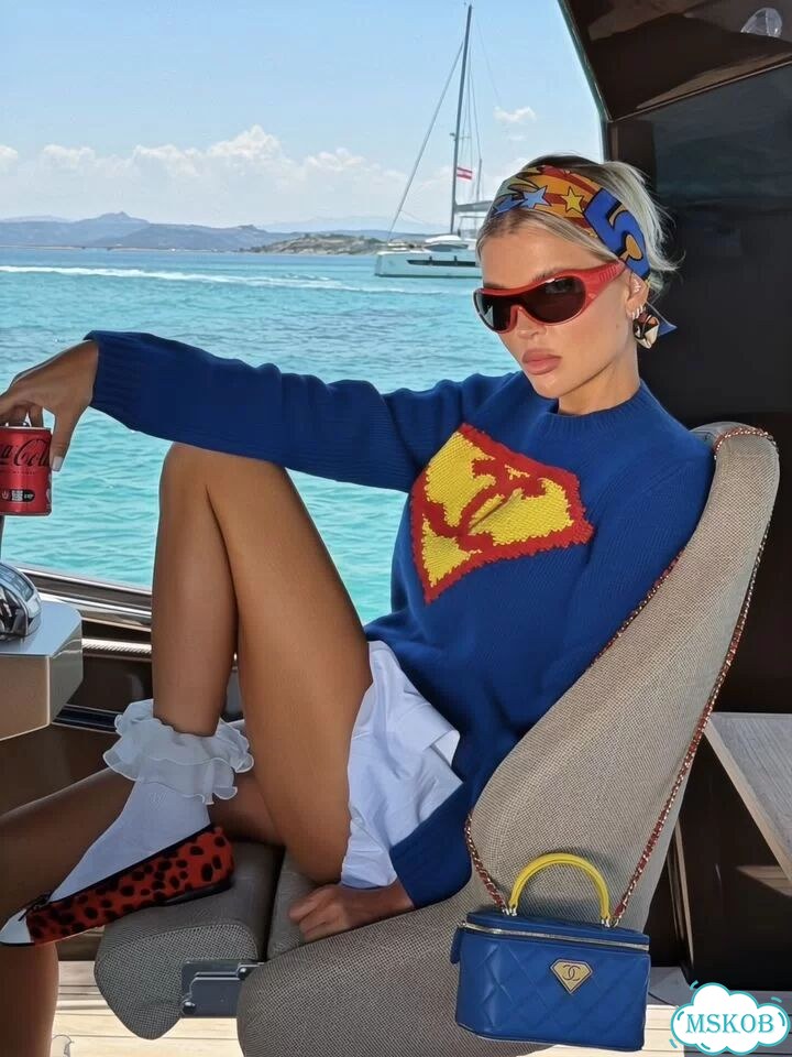 Свитер Chanel supermen. Премиум фото 7