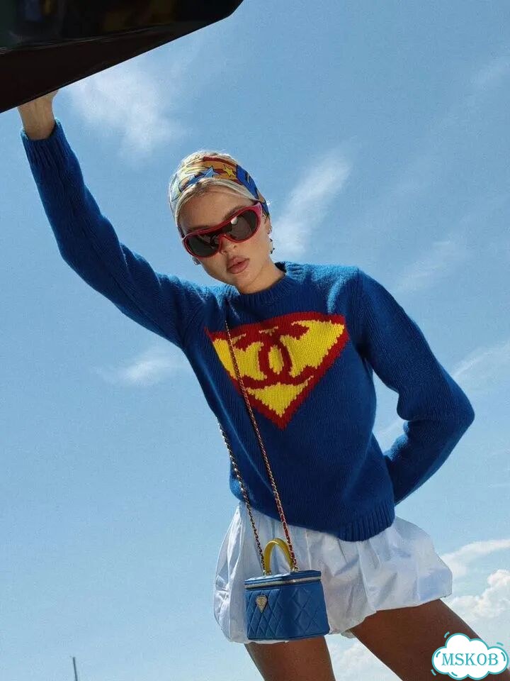 Свитер Chanel supermen. Премиум фото 8