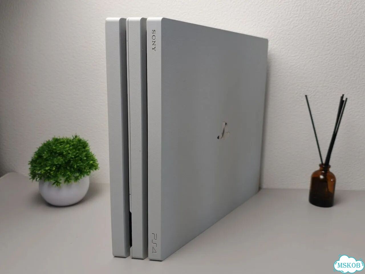 Sony PlayStation 4 Pro (White) 1TB фото 2