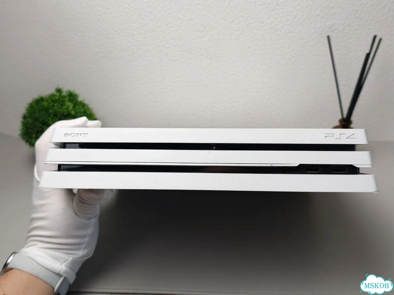 Sony PlayStation 4 Pro (White) 1TB фото 4