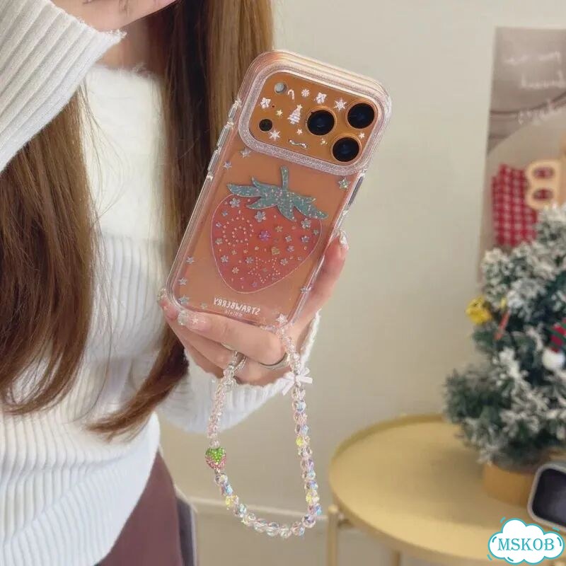 Чехол для iPhone 14 розовый клубничный с цепочкой фото 5