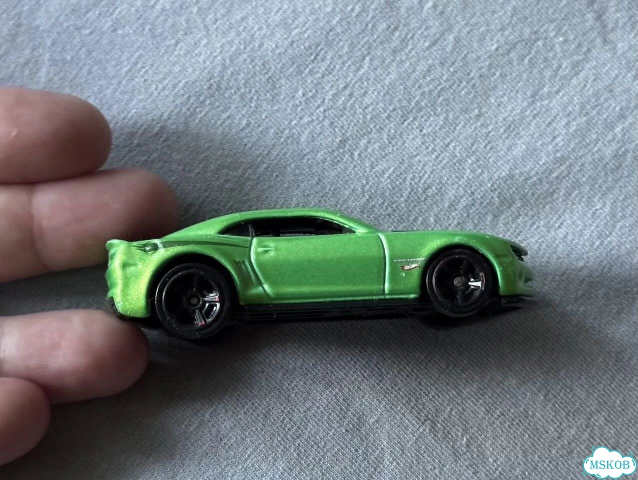 Машинка Hot Wheels Chevrolet Camaro зеленый фото 1