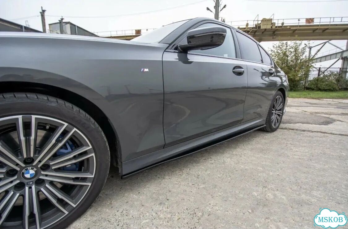 Карбоновые пороги на BMW G70 G73 фото 1