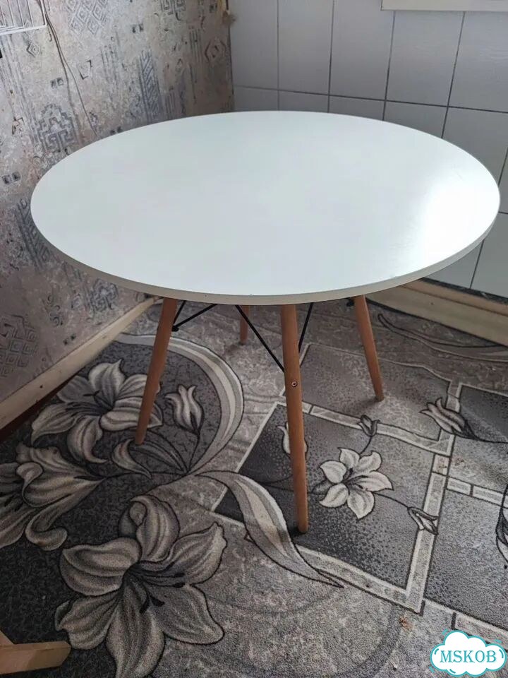Круглый кухонный стол eames фото 1