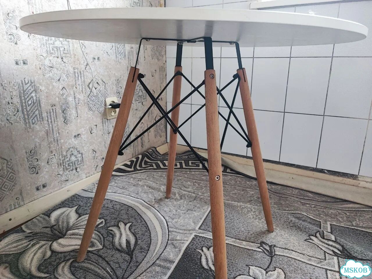 Круглый кухонный стол eames фото 2
