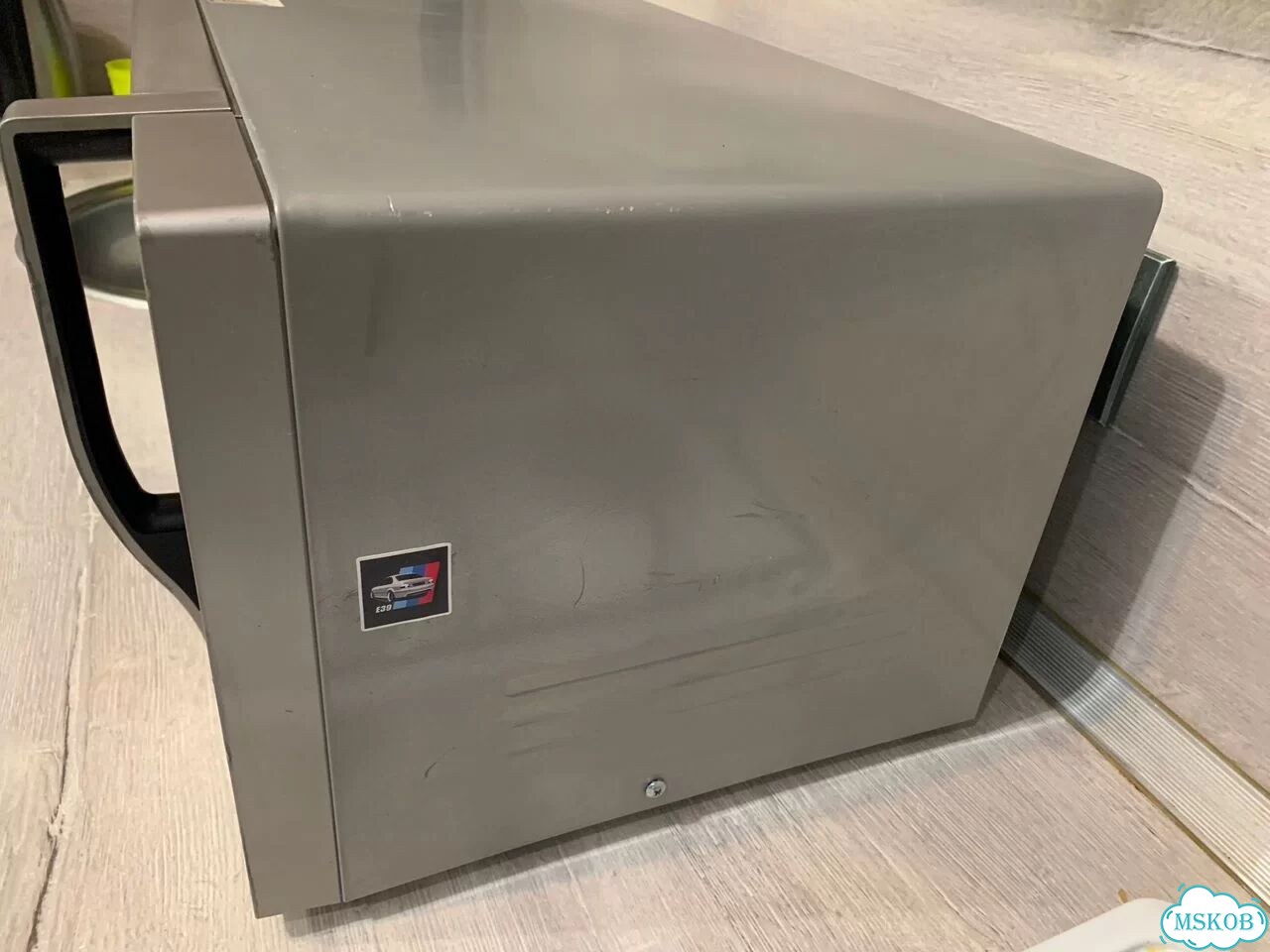 Микроволновка samsung. 23 л 800В. На. броне фото 3