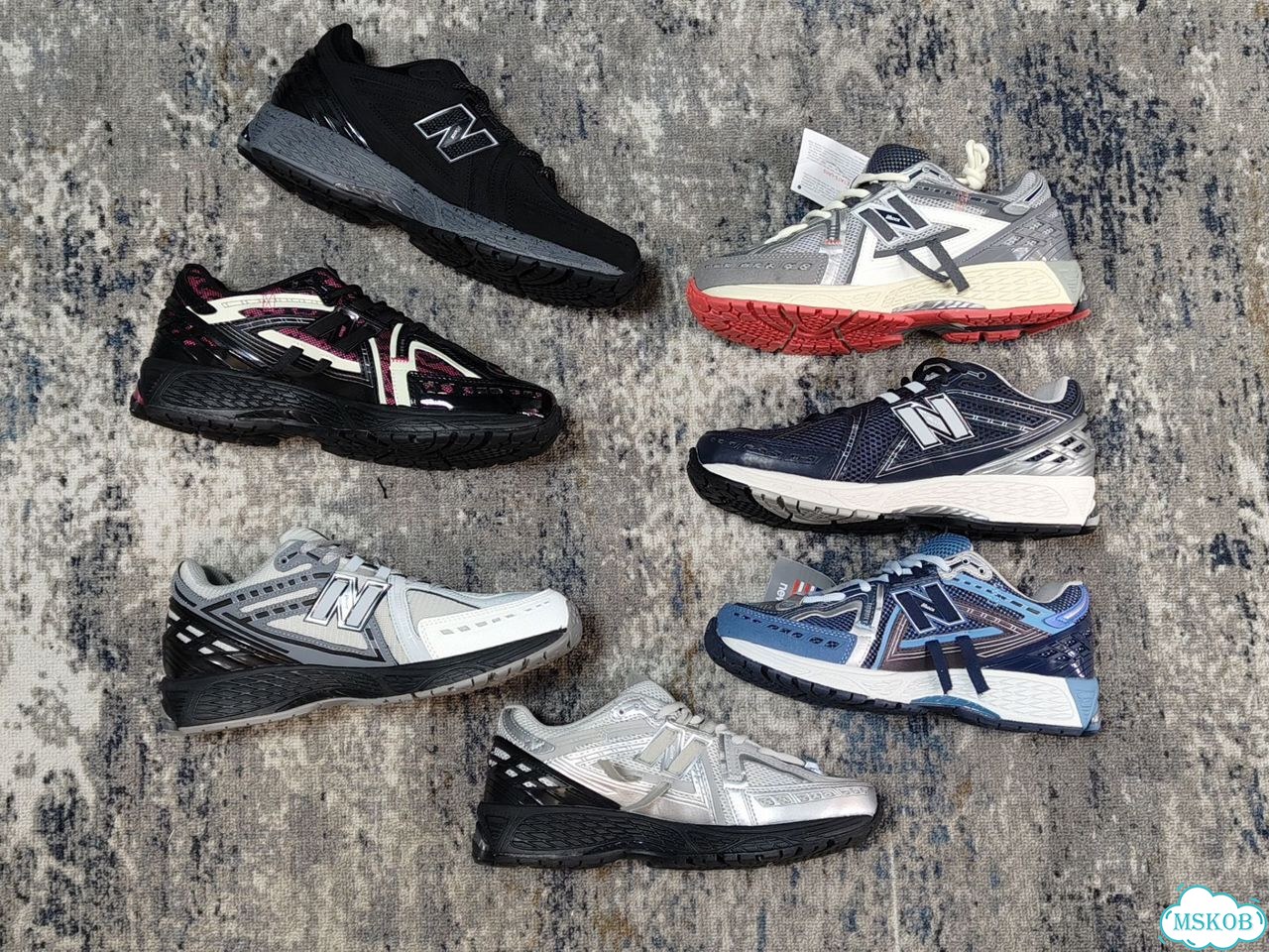Кроссовки New Balance 1906 много цветов на руках фото 10