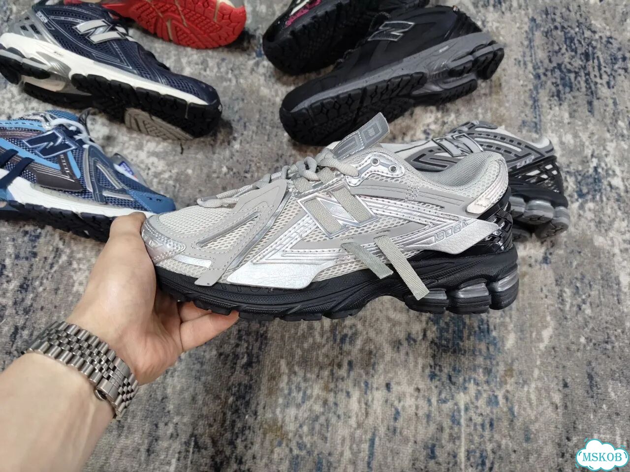 Кроссовки New Balance 1906 много цветов на руках фото 2