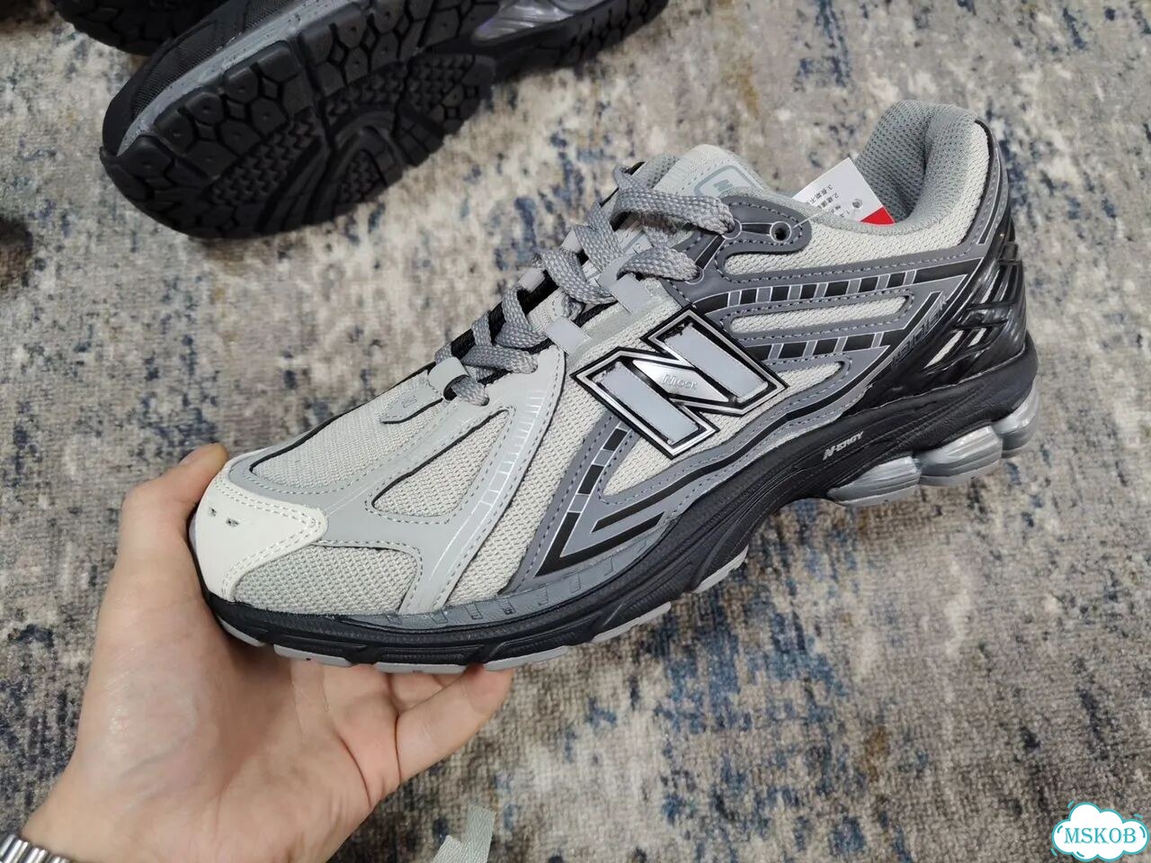 Кроссовки New Balance 1906 много цветов на руках фото 3