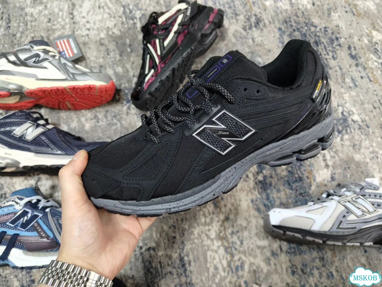 Кроссовки New Balance 1906 много цветов на руках фото 4