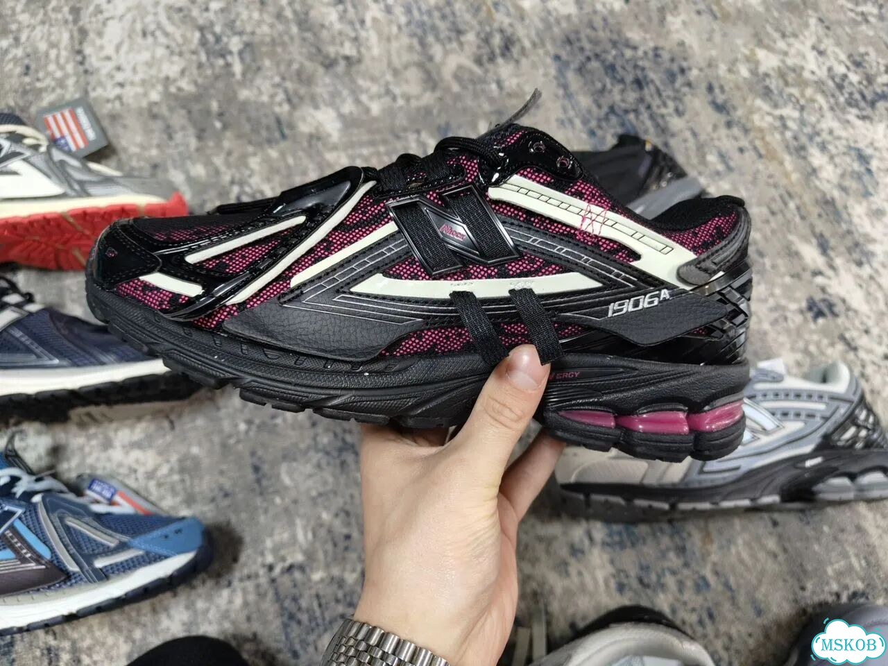 Кроссовки New Balance 1906 много цветов на руках фото 5
